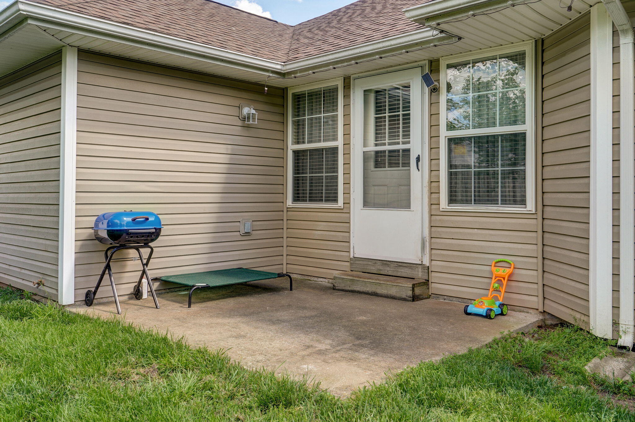 2613 E Moonlight Street