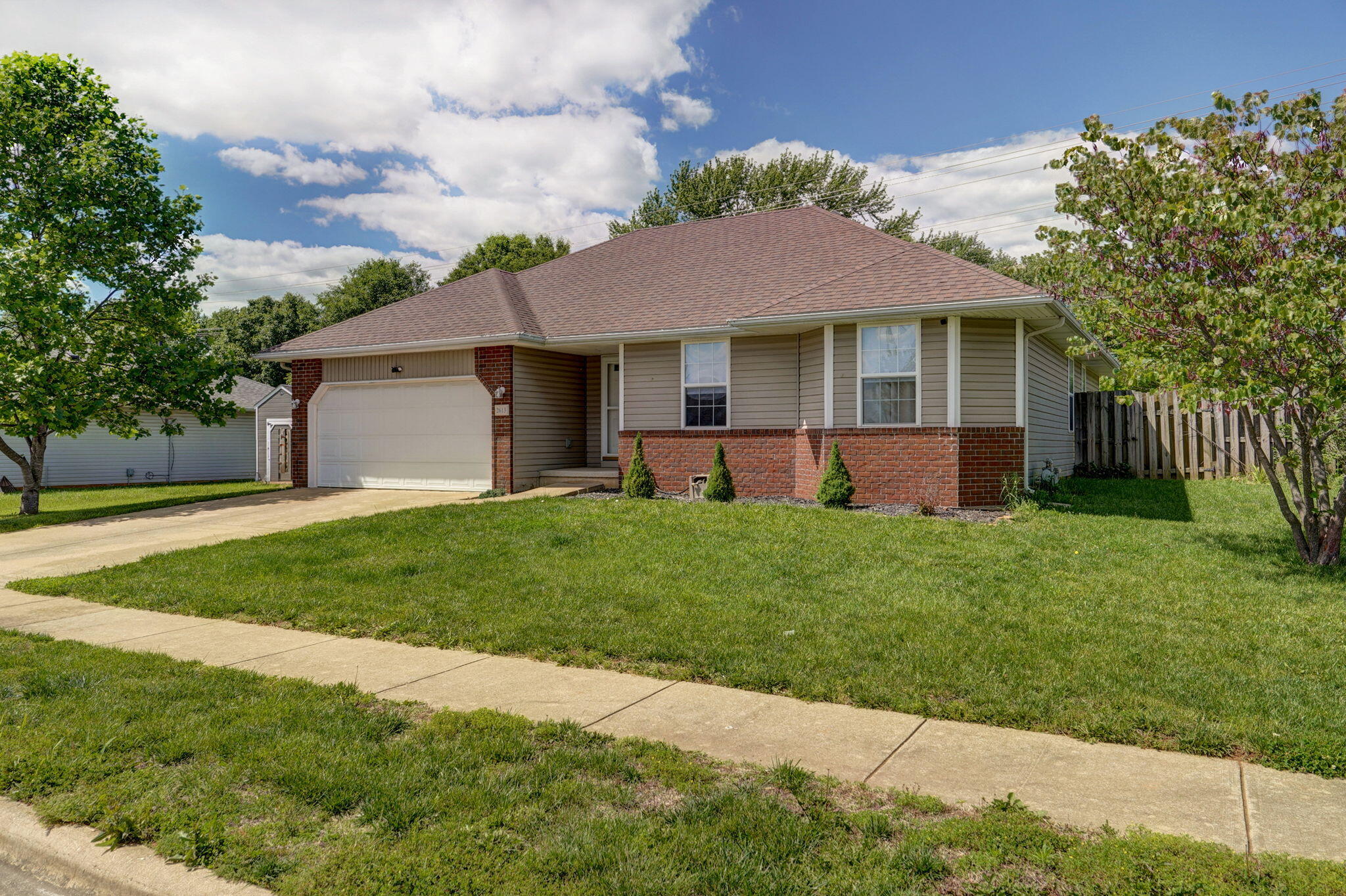 2613 E Moonlight Street