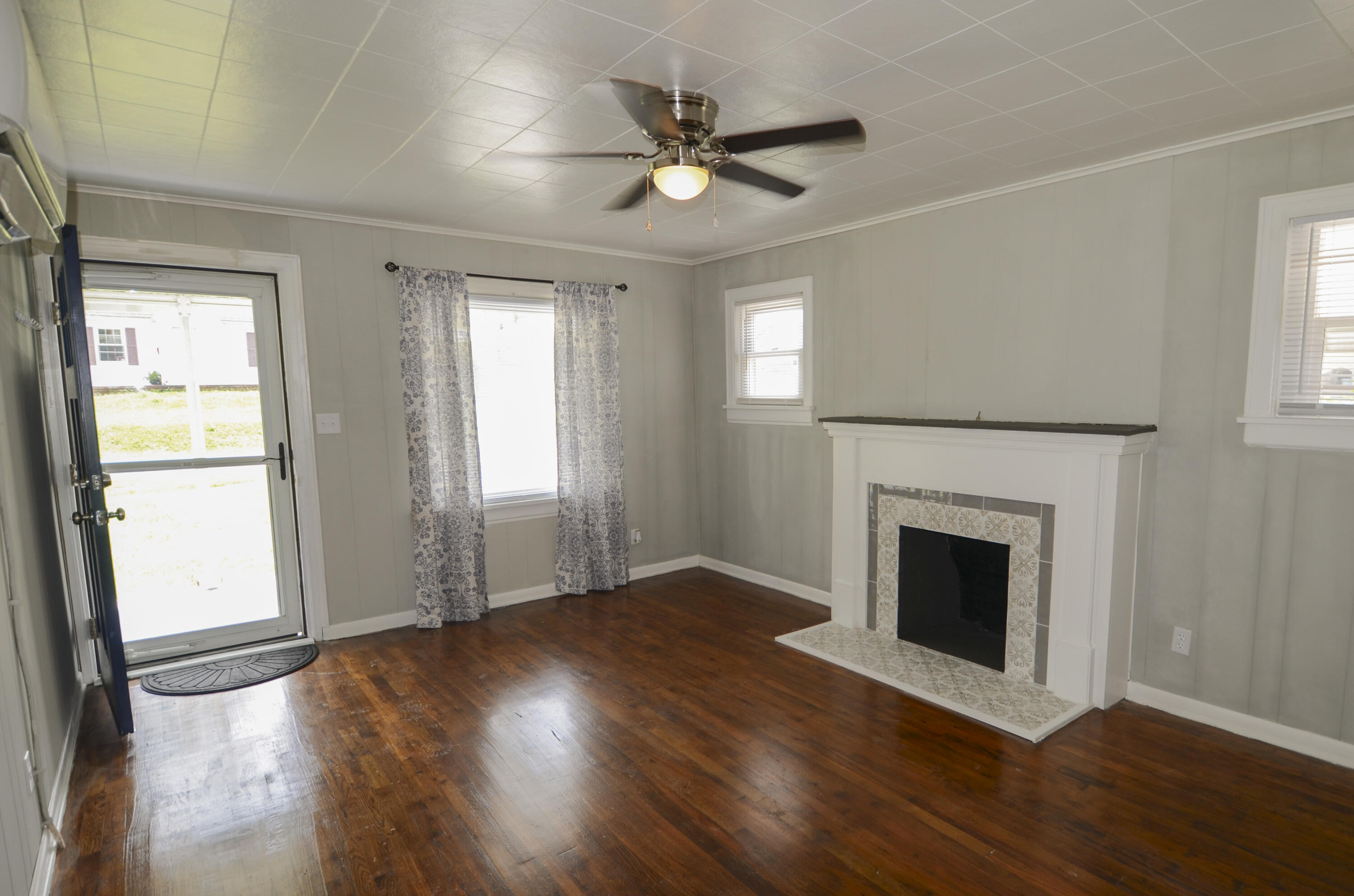 917 W Della Street