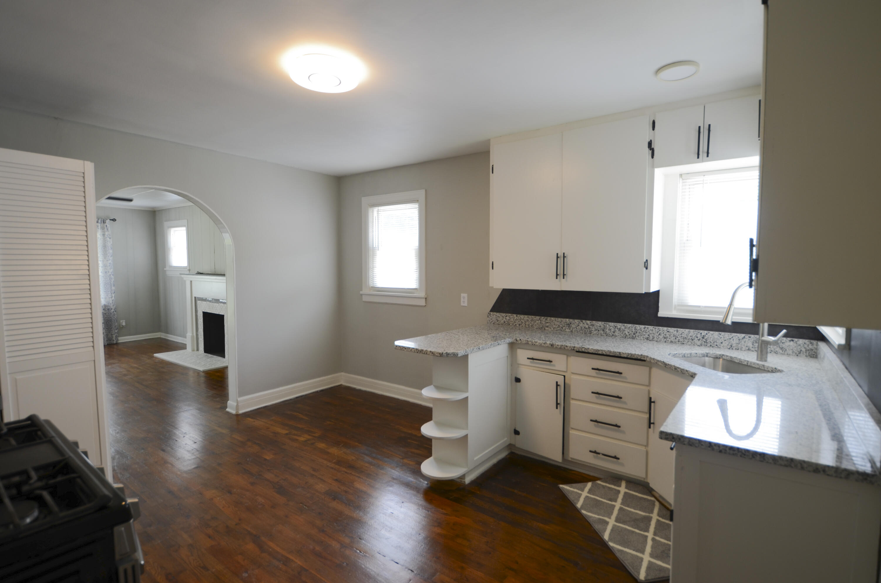917 W Della Street
