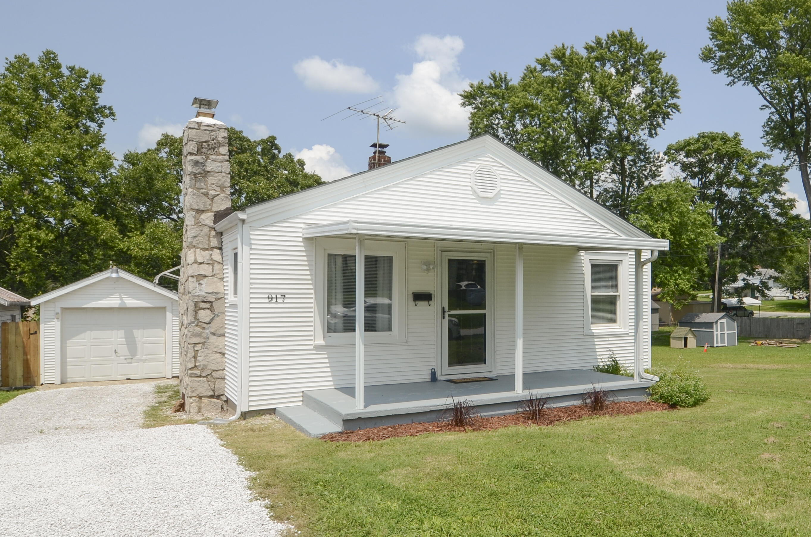 917 W Della Street