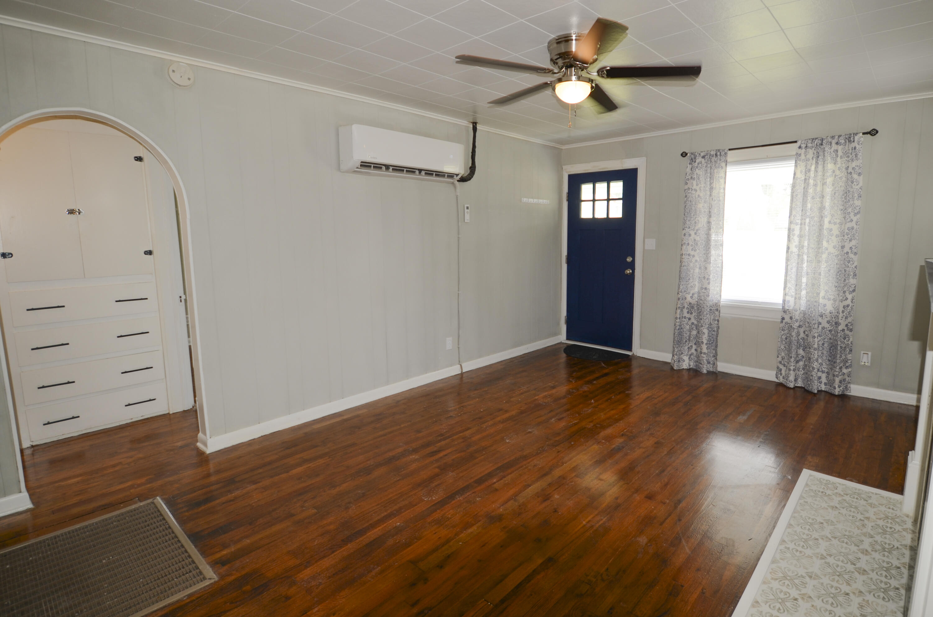 917 W Della Street