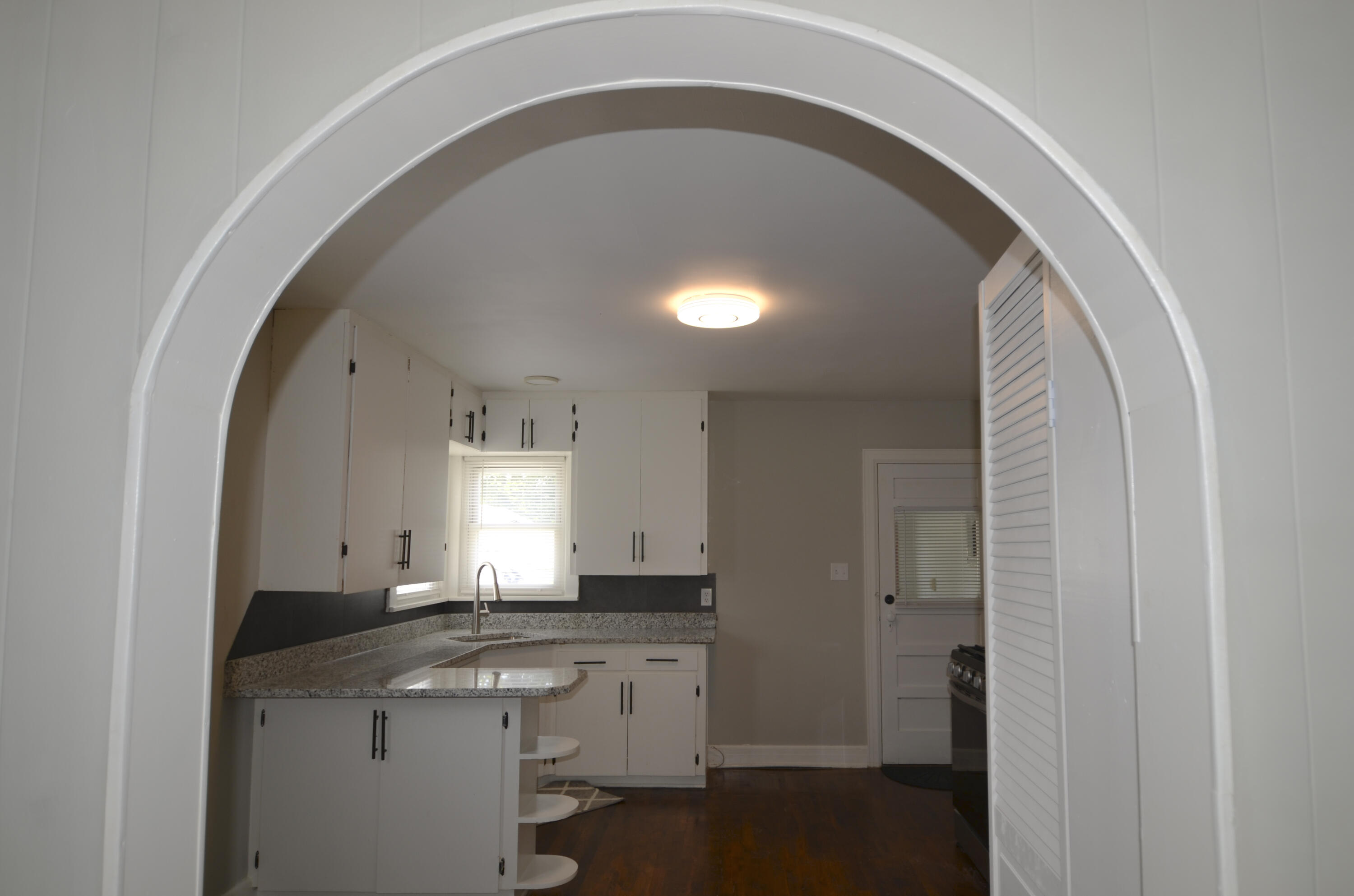 917 W Della Street