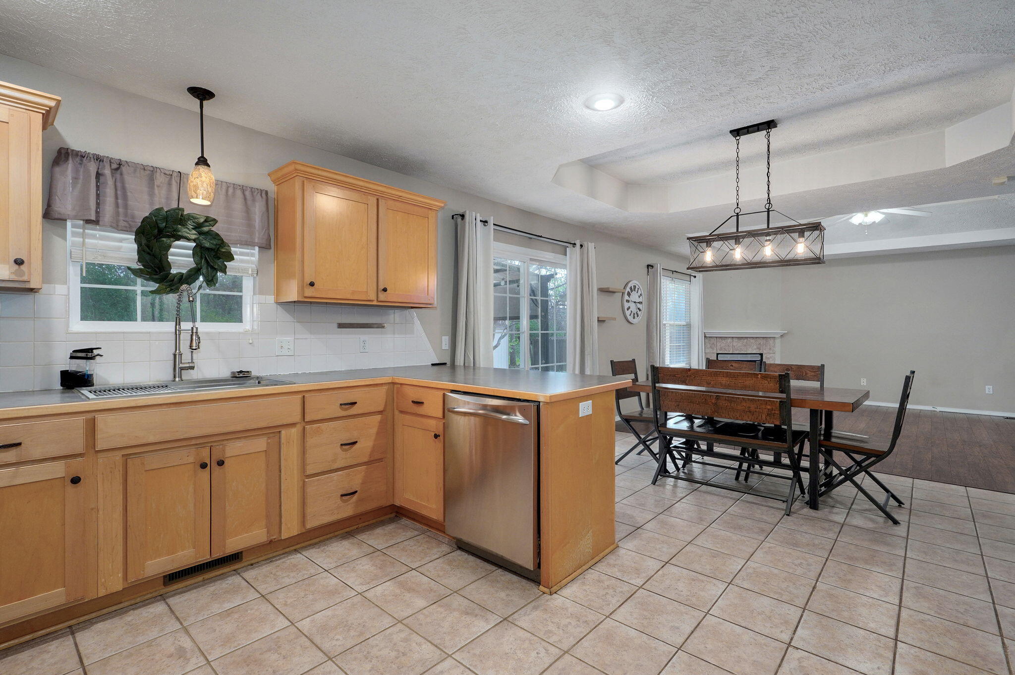 3196 W Grandview Street