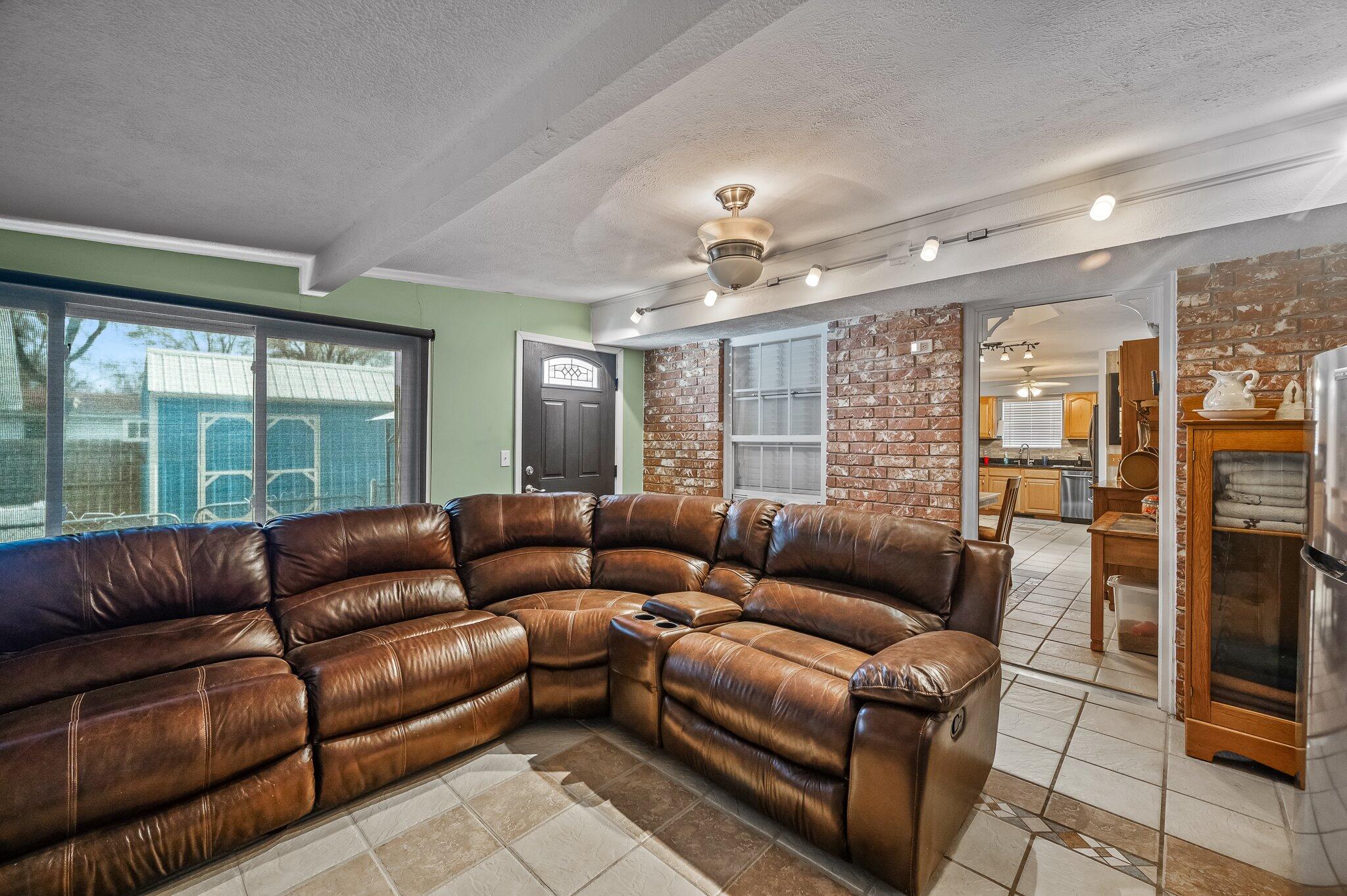105 W Oak Street
