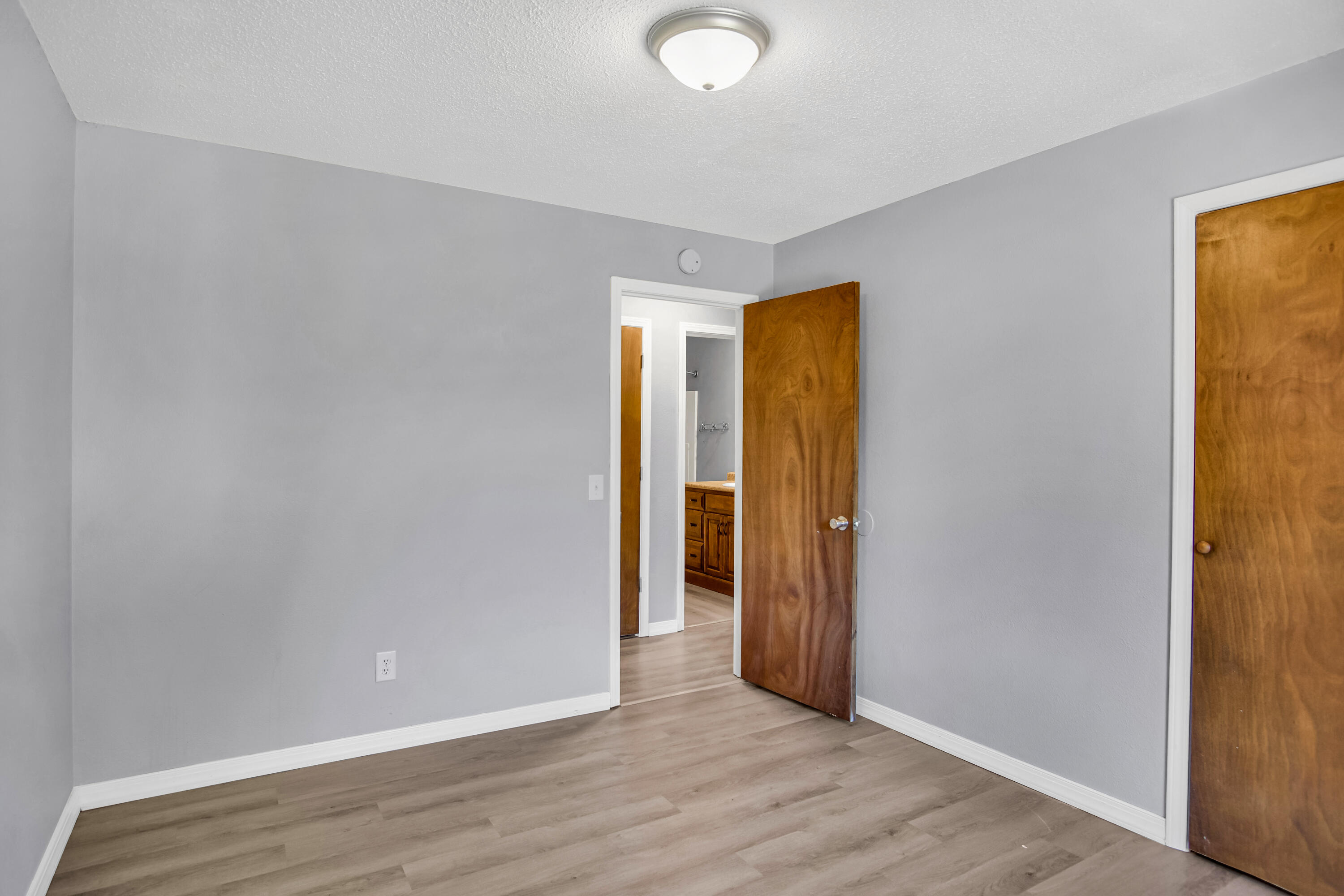 3217 W Riverside Street