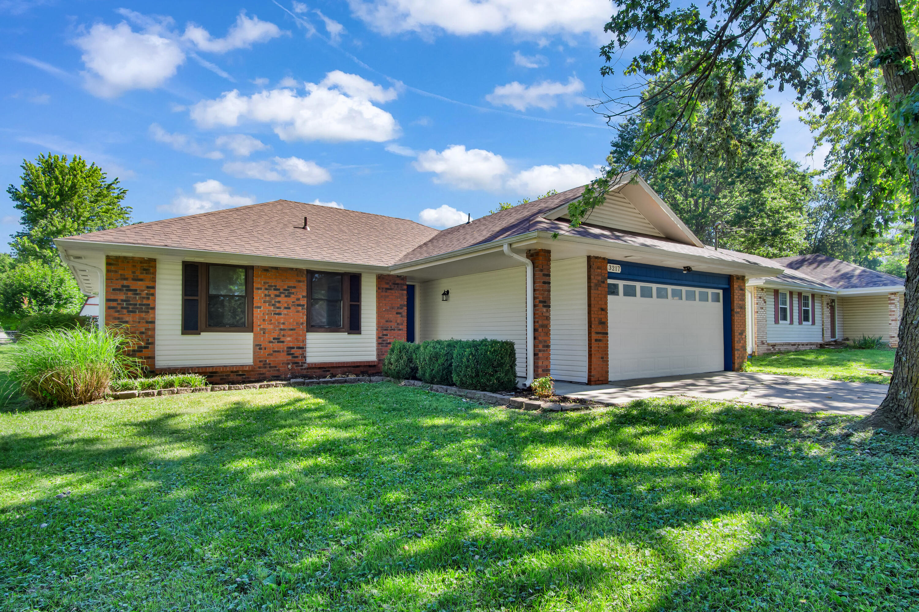 3217 W Riverside Street