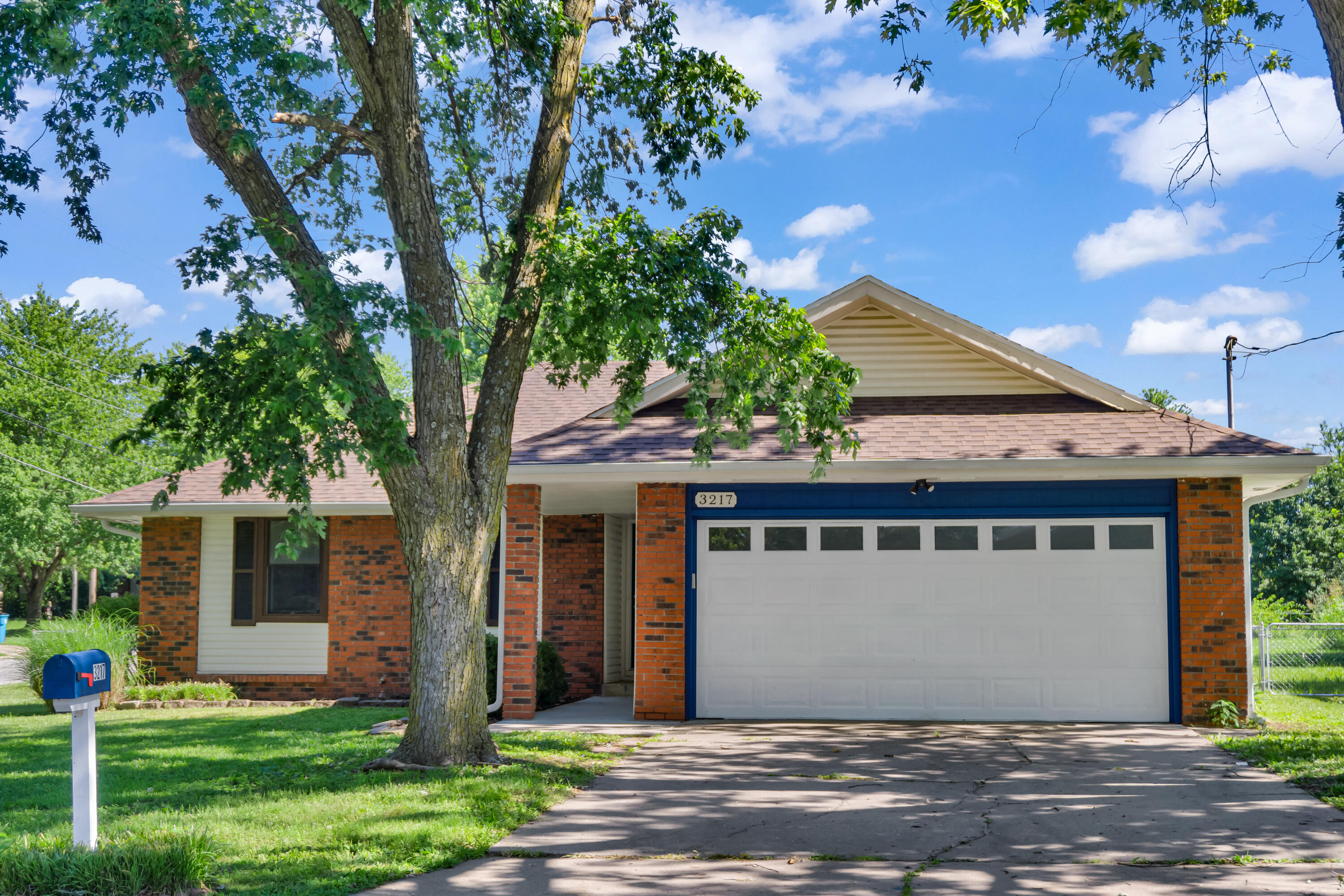 3217 W Riverside Street