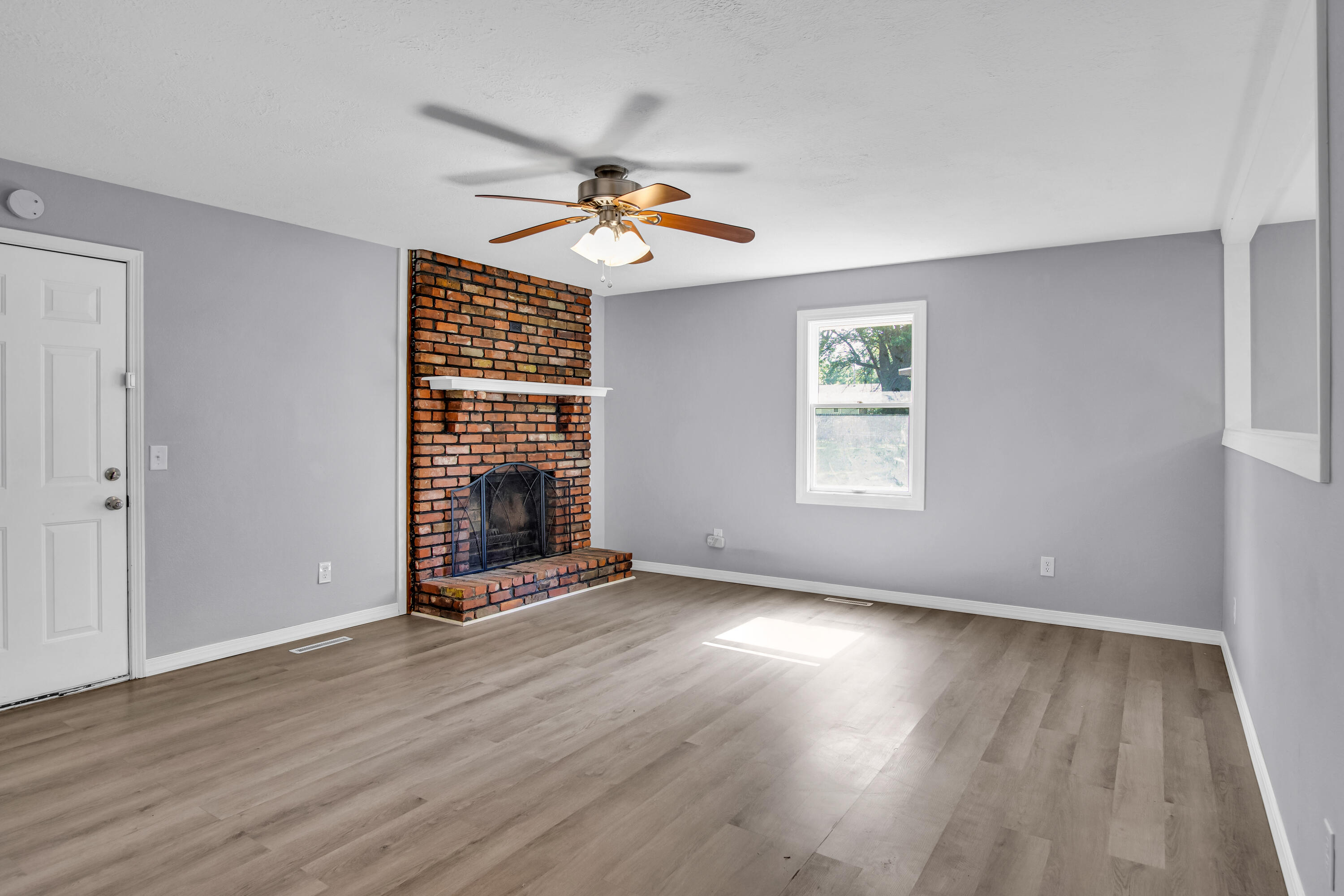 3217 W Riverside Street