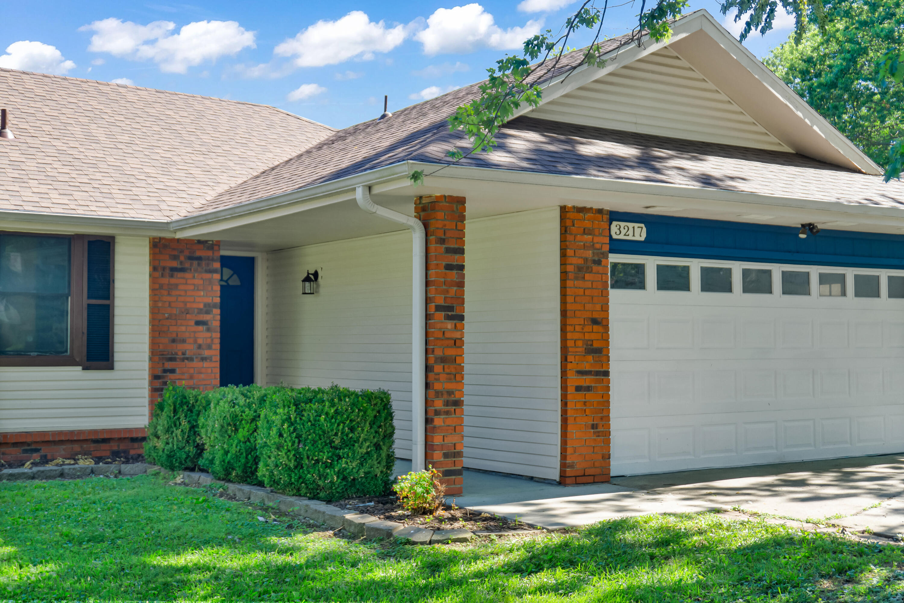 3217 W Riverside Street