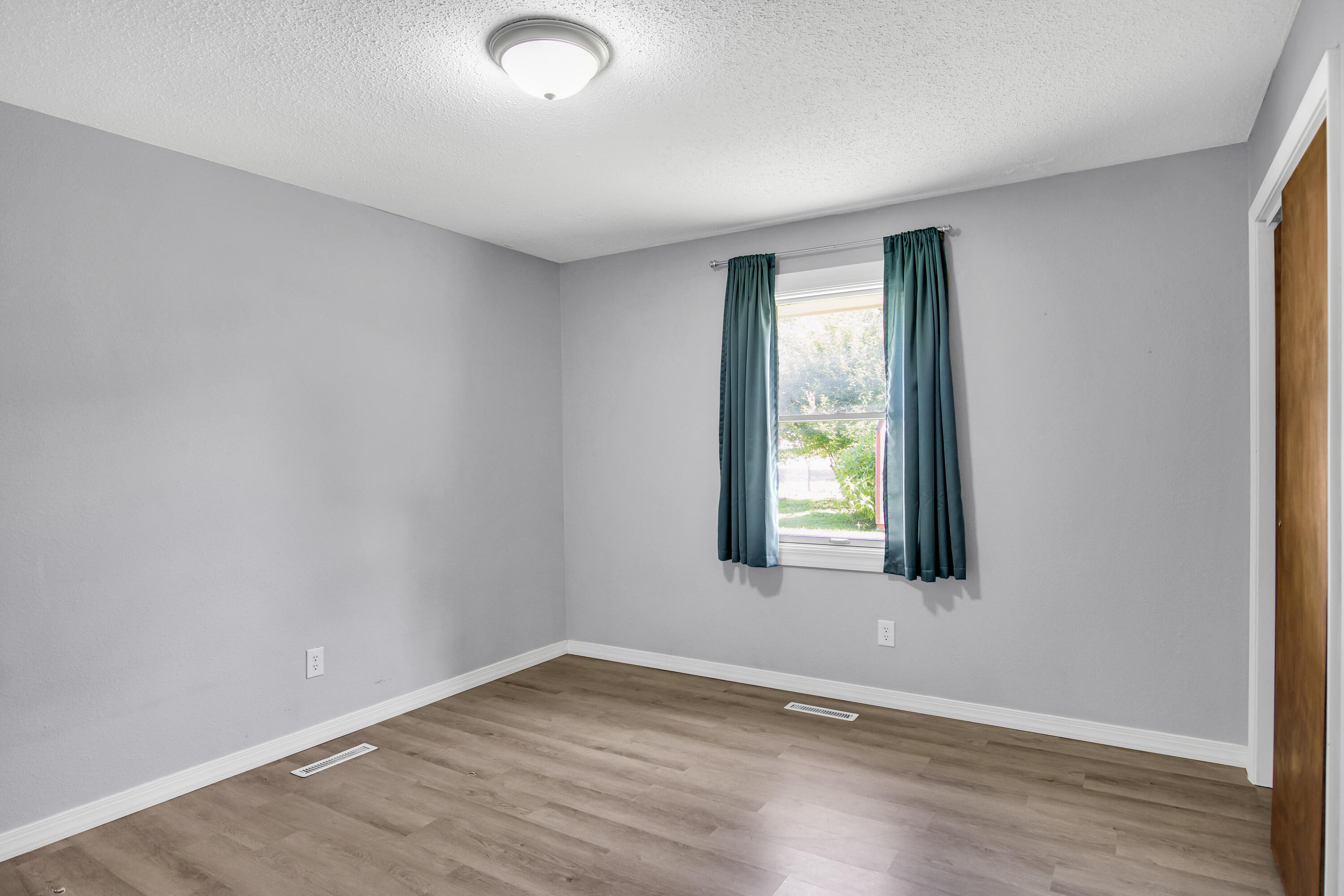 3217 W Riverside Street