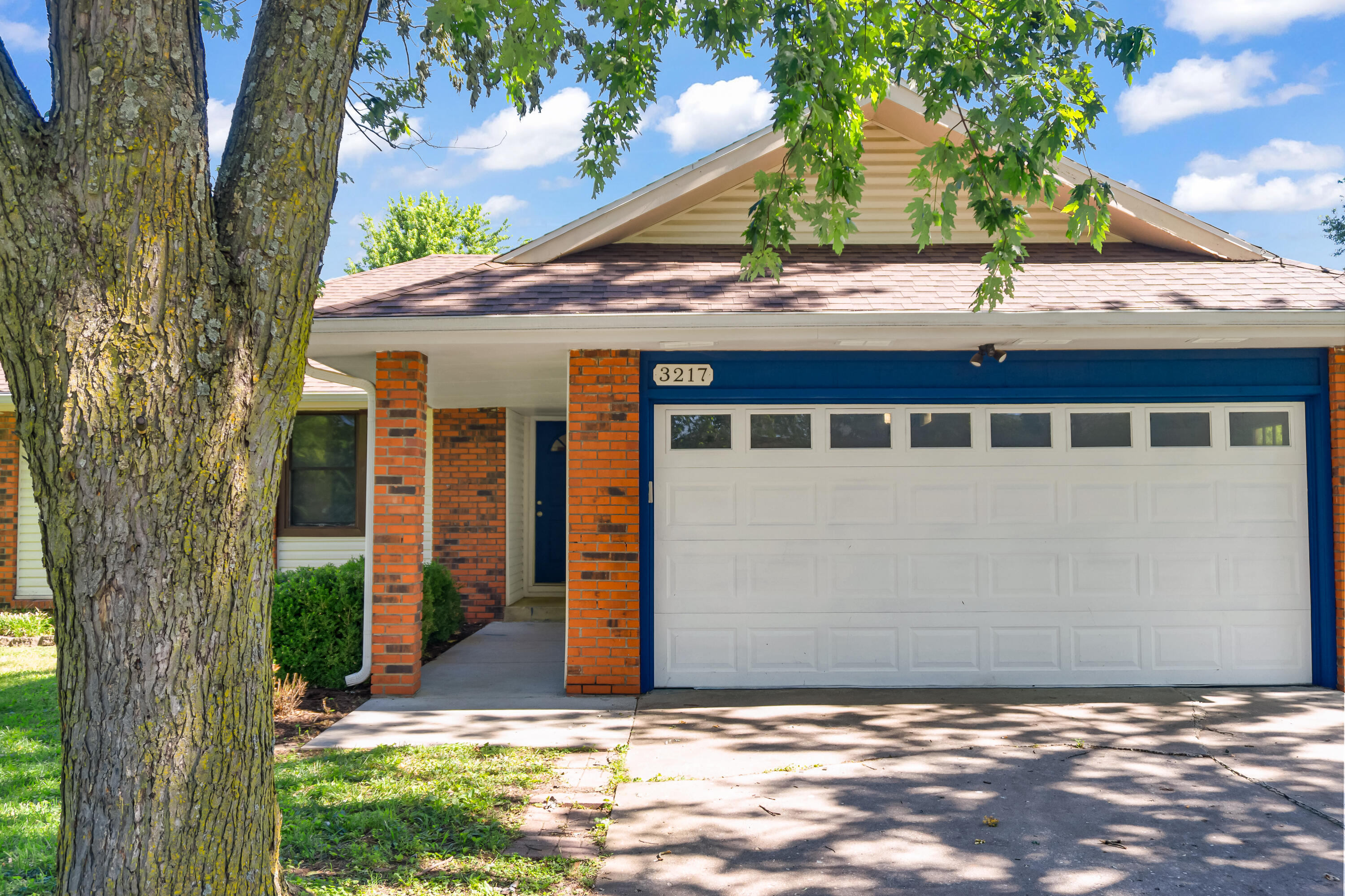 3217 W Riverside Street