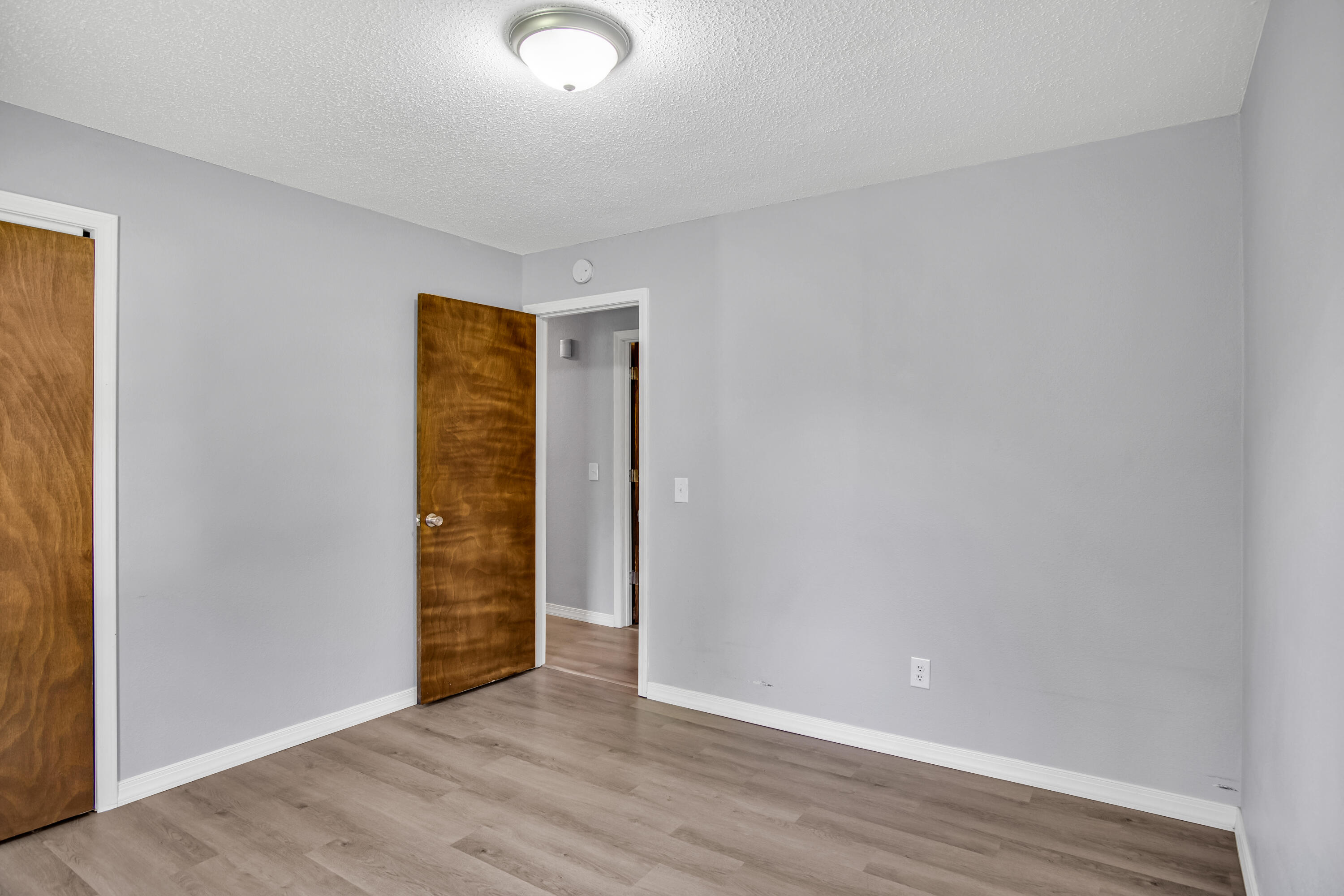 3217 W Riverside Street