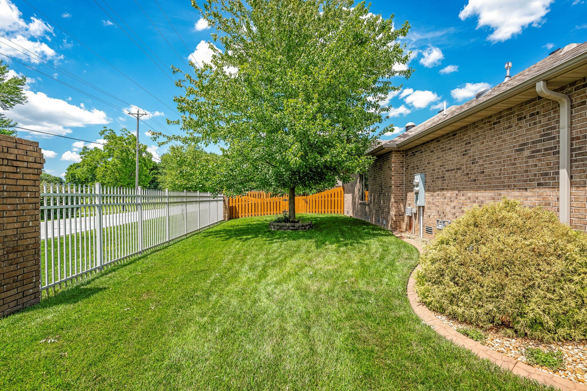 2419 W Deerbrooke Trail