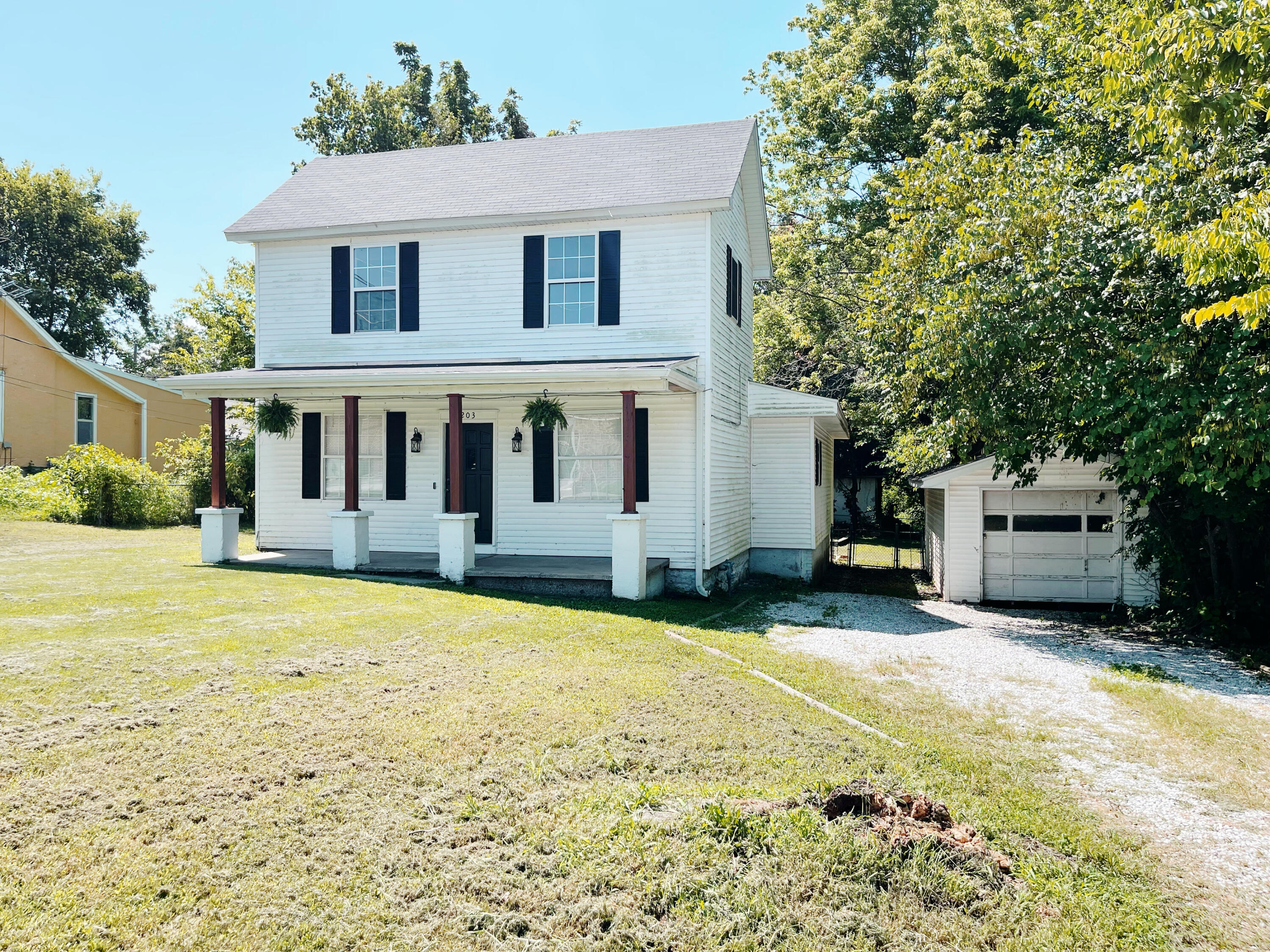 203 E Prairie Lane
