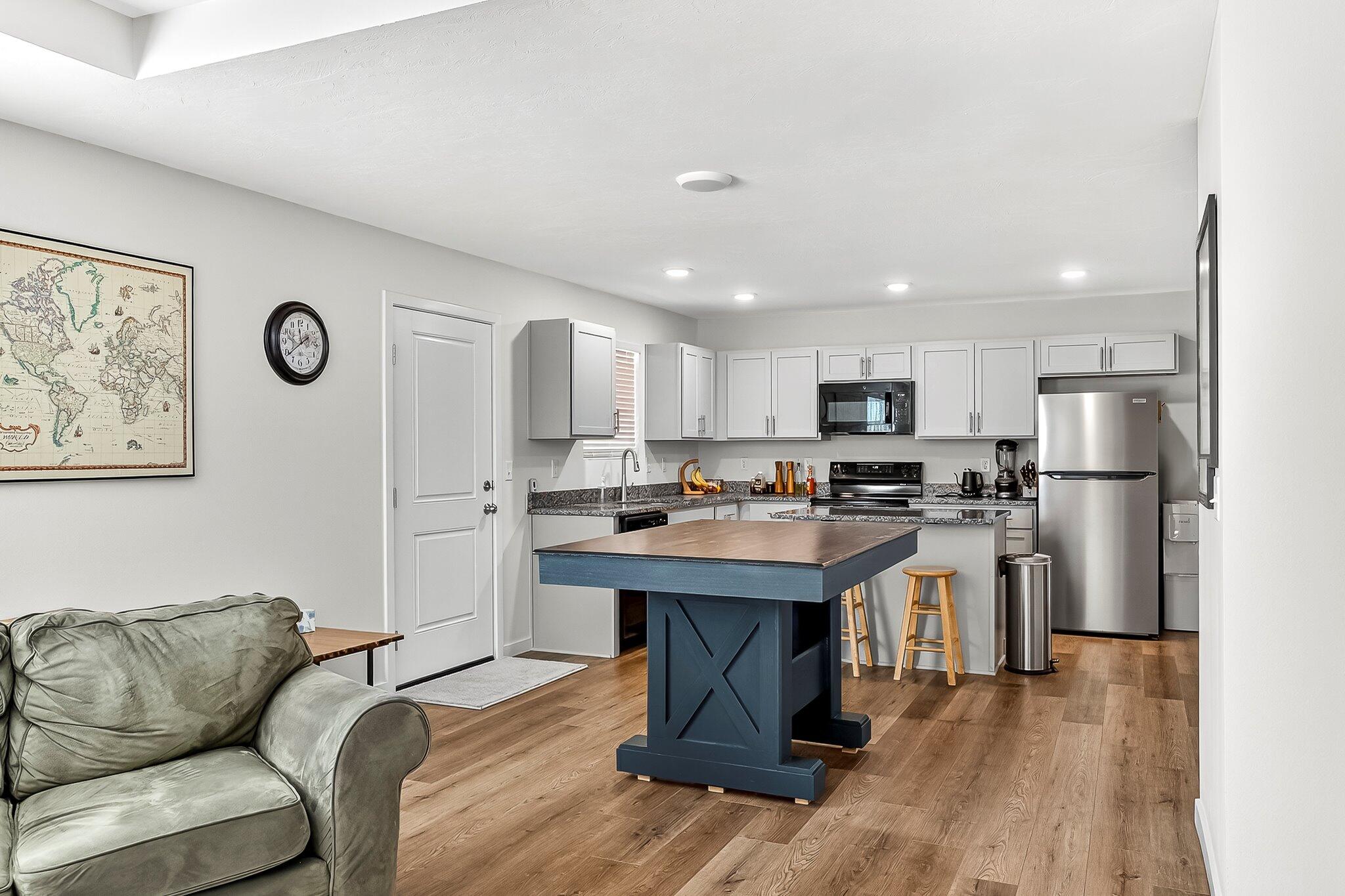 2462 E Beagle Street