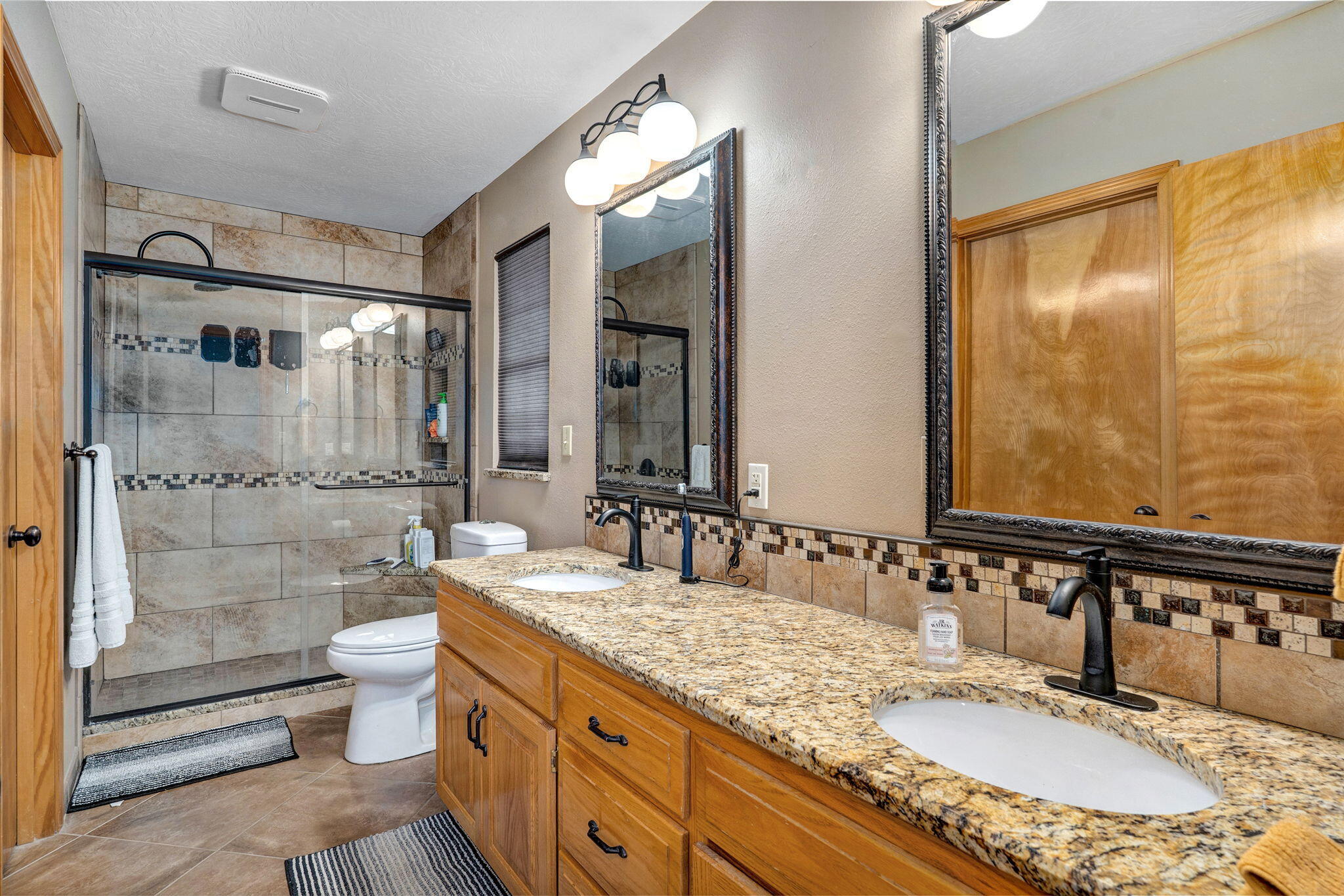 1302 E Primrose Lane