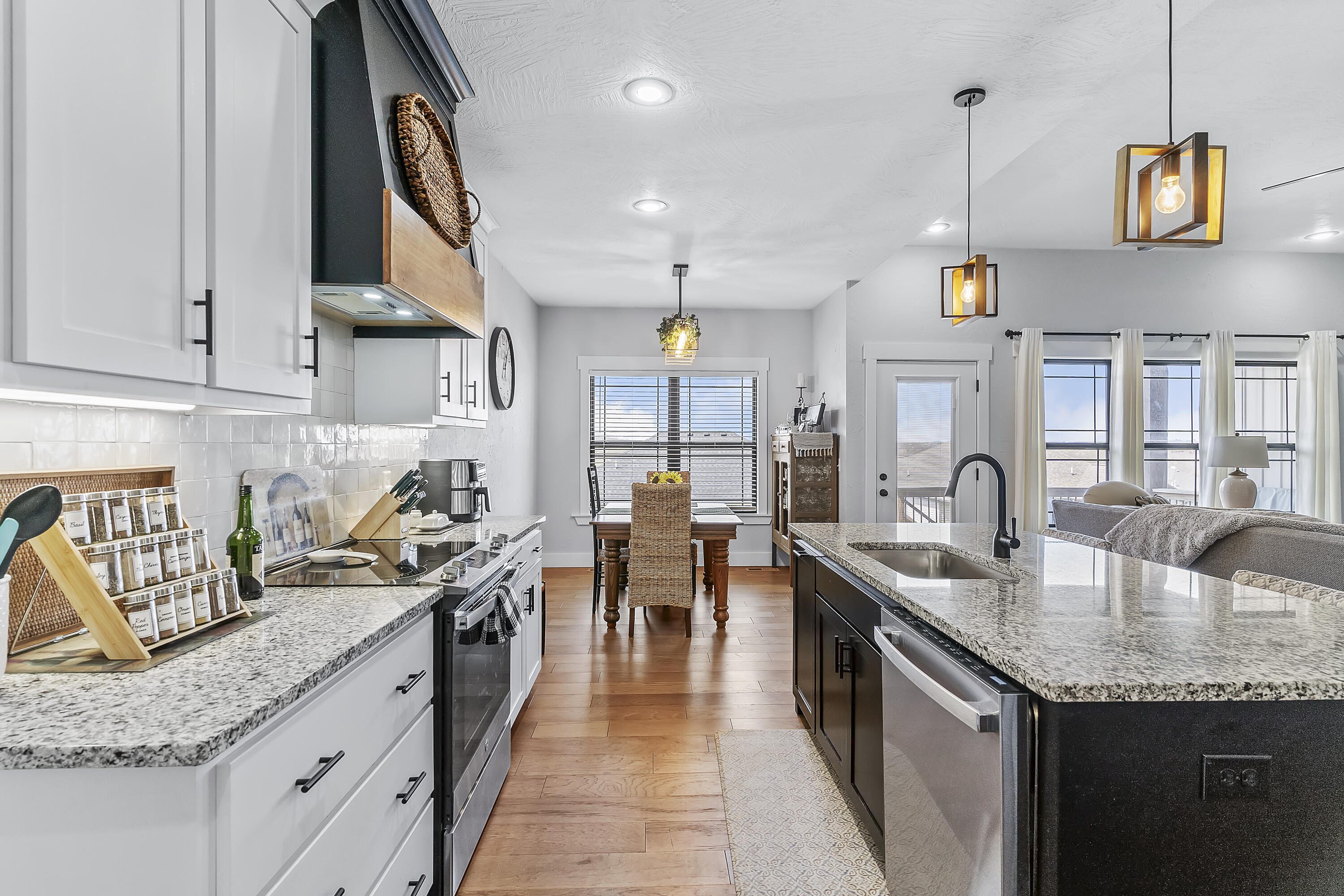 1103 S Brooks Avenue