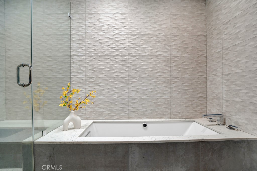 6246 1/2 Shoup Avenue