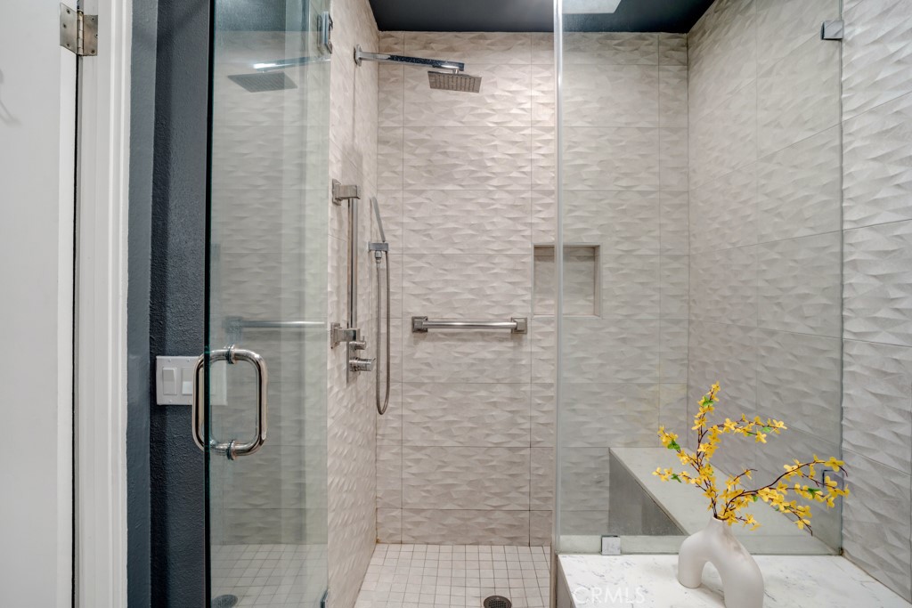 6246 1/2 Shoup Avenue