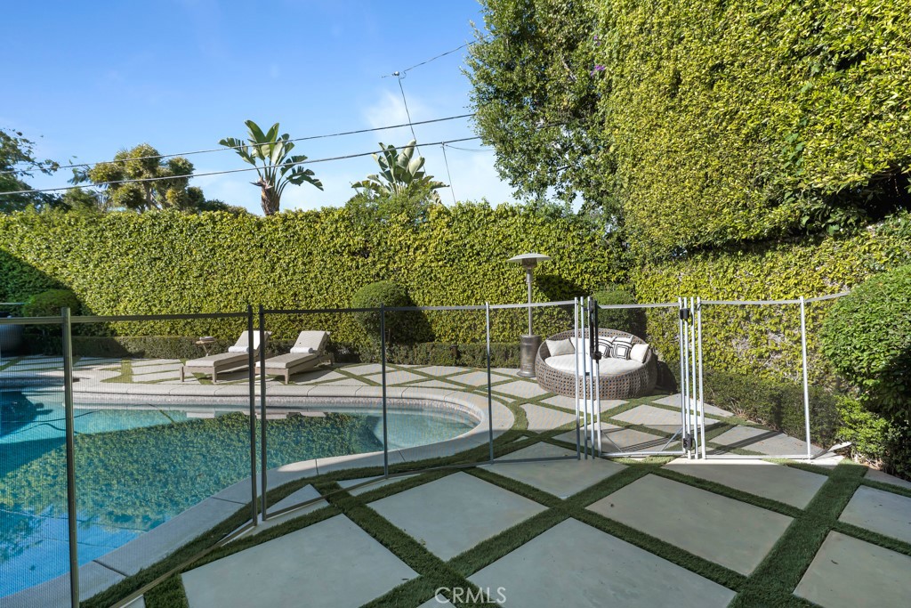 12953 Greenleaf