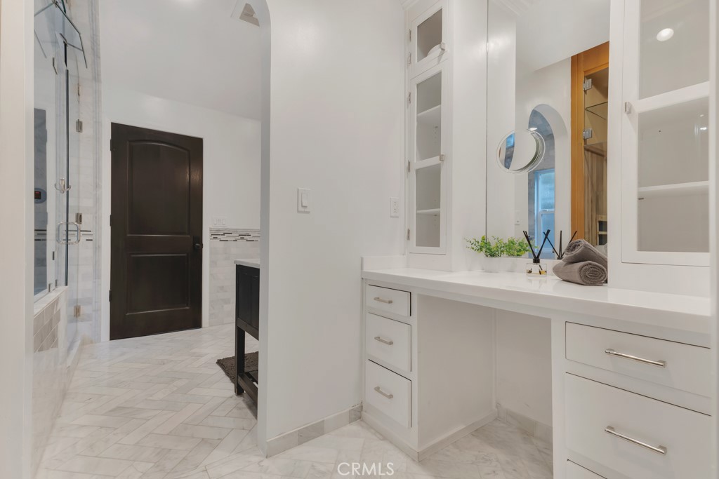 12953 Greenleaf