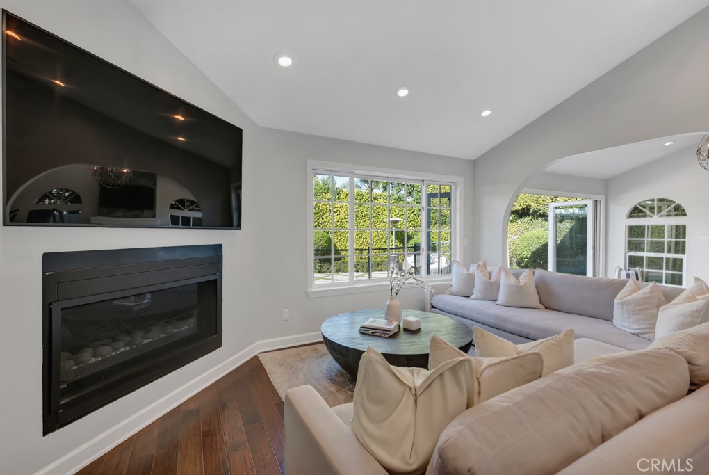 12953 Greenleaf