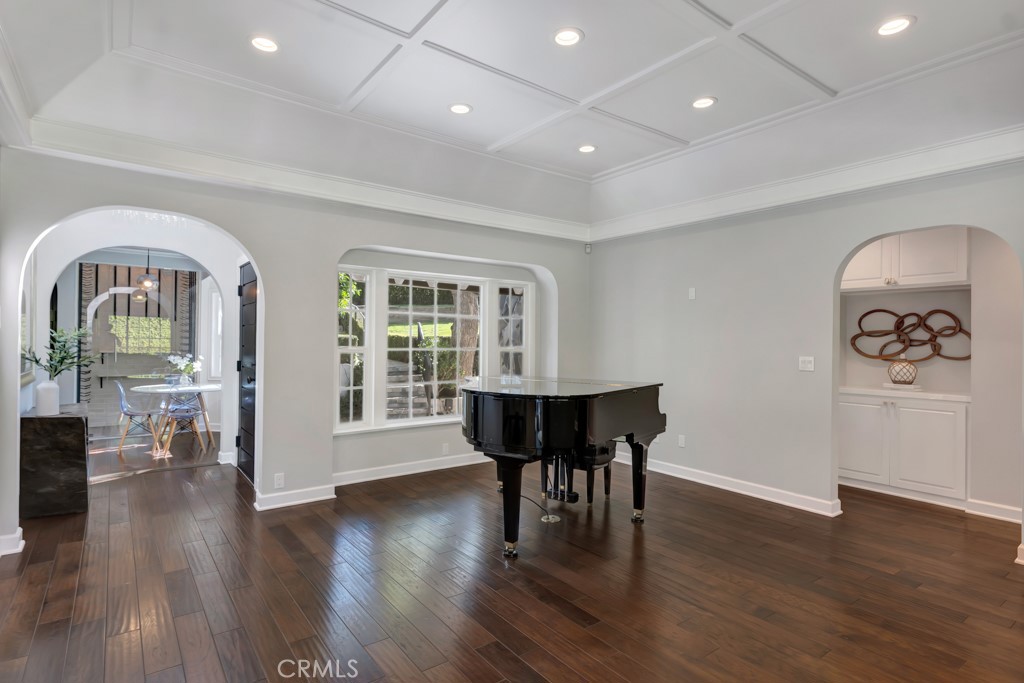 12953 Greenleaf