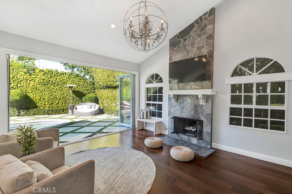 12953 Greenleaf