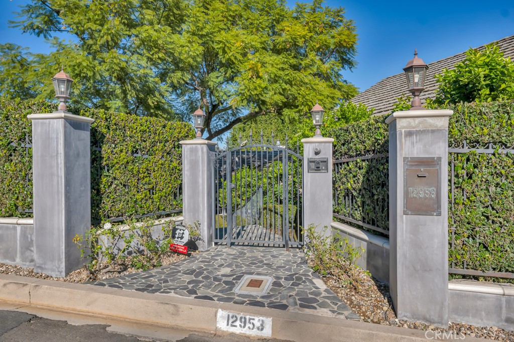 12953 Greenleaf
