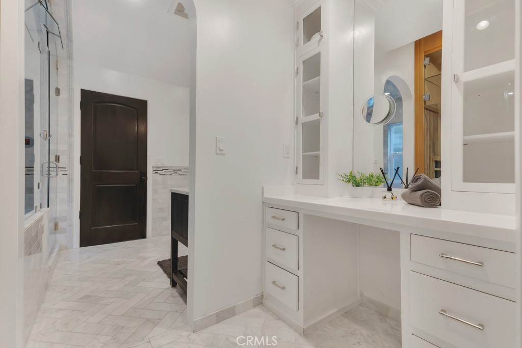12953 Greenleaf