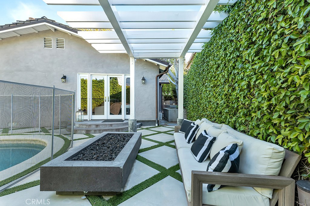 12953 Greenleaf