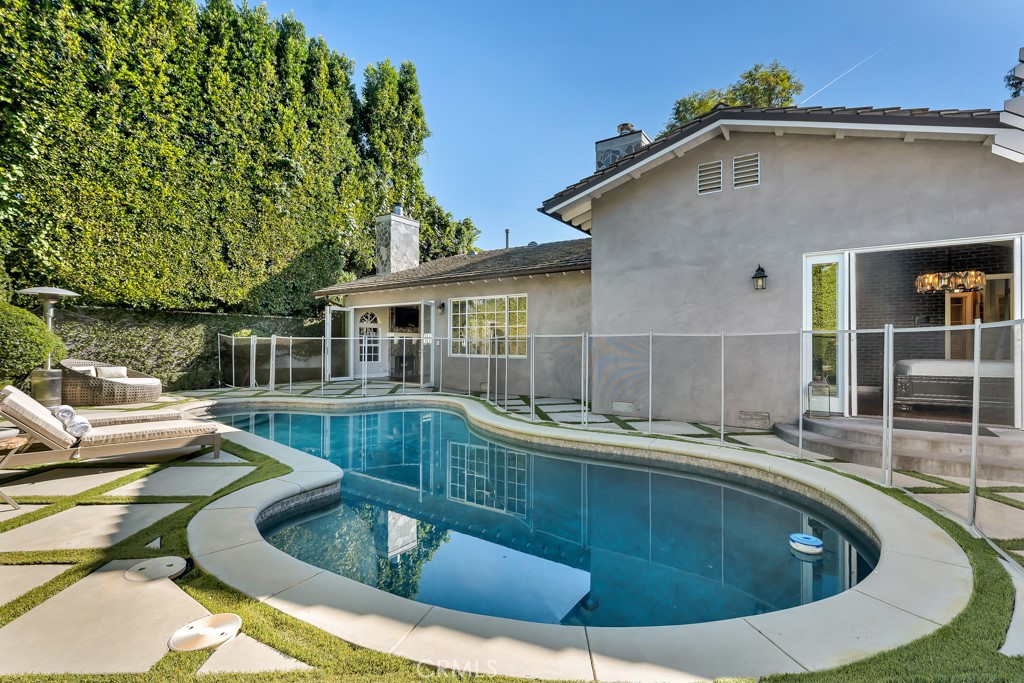 12953 Greenleaf
