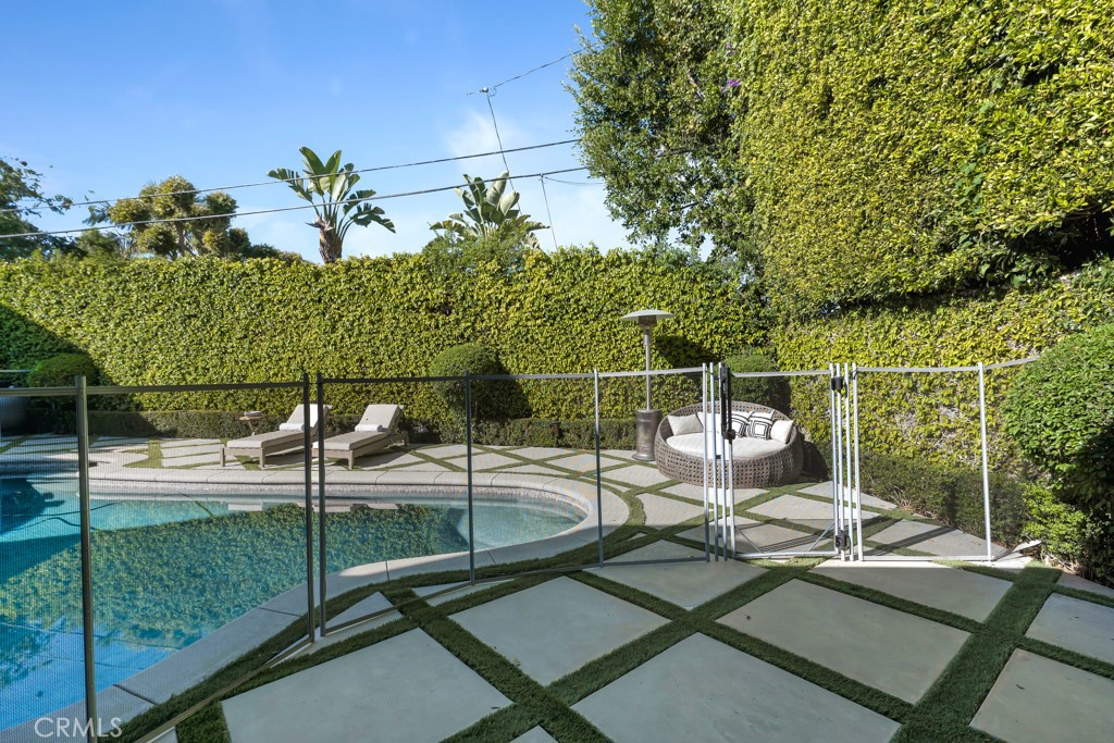 12953 Greenleaf