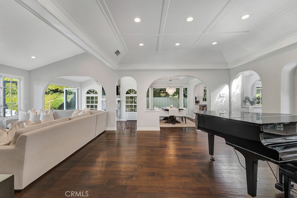 12953 Greenleaf