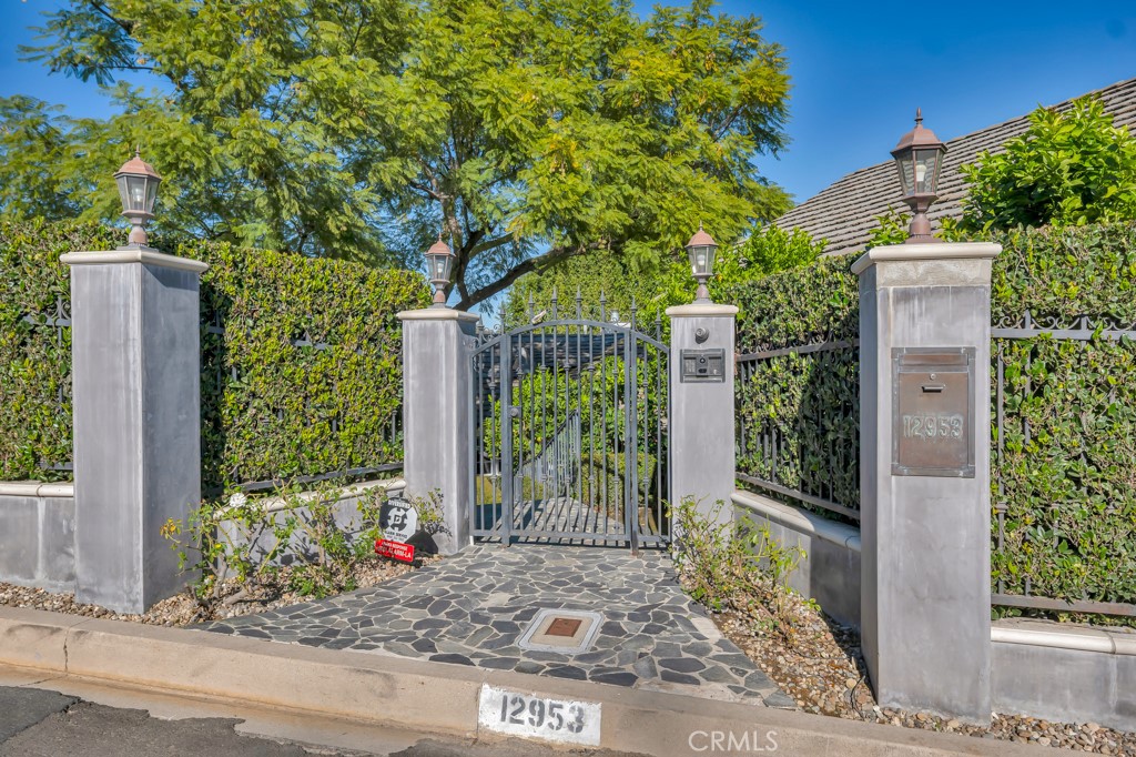 12953 Greenleaf
