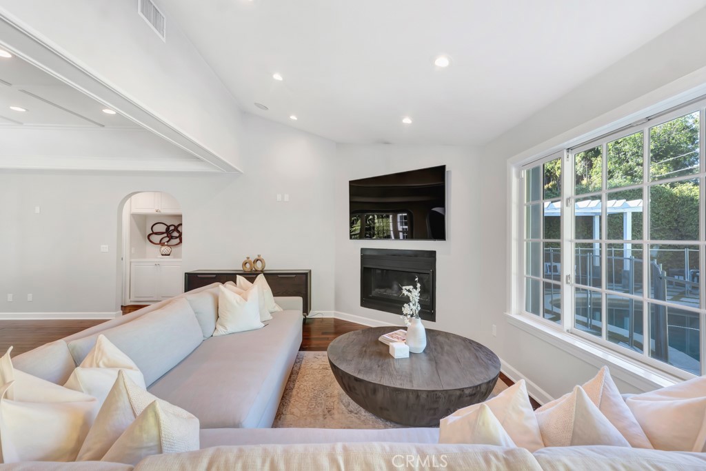 12953 Greenleaf