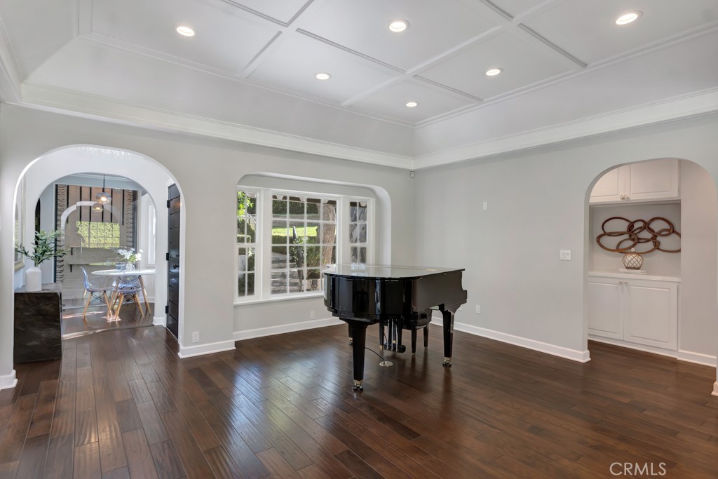 12953 Greenleaf