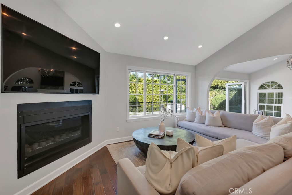 12953 Greenleaf