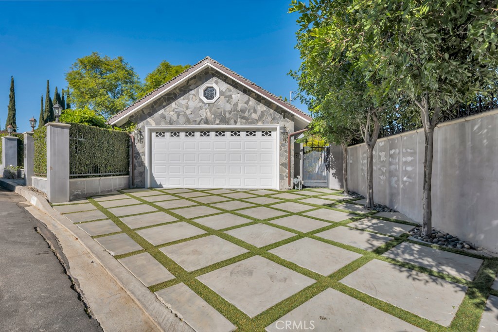 12953 Greenleaf