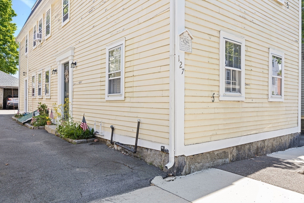 127 Derby St # 1