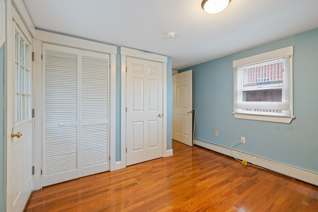 19 Hawkes St