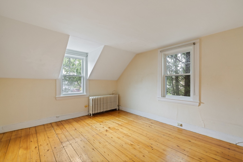 19 Hawkes St