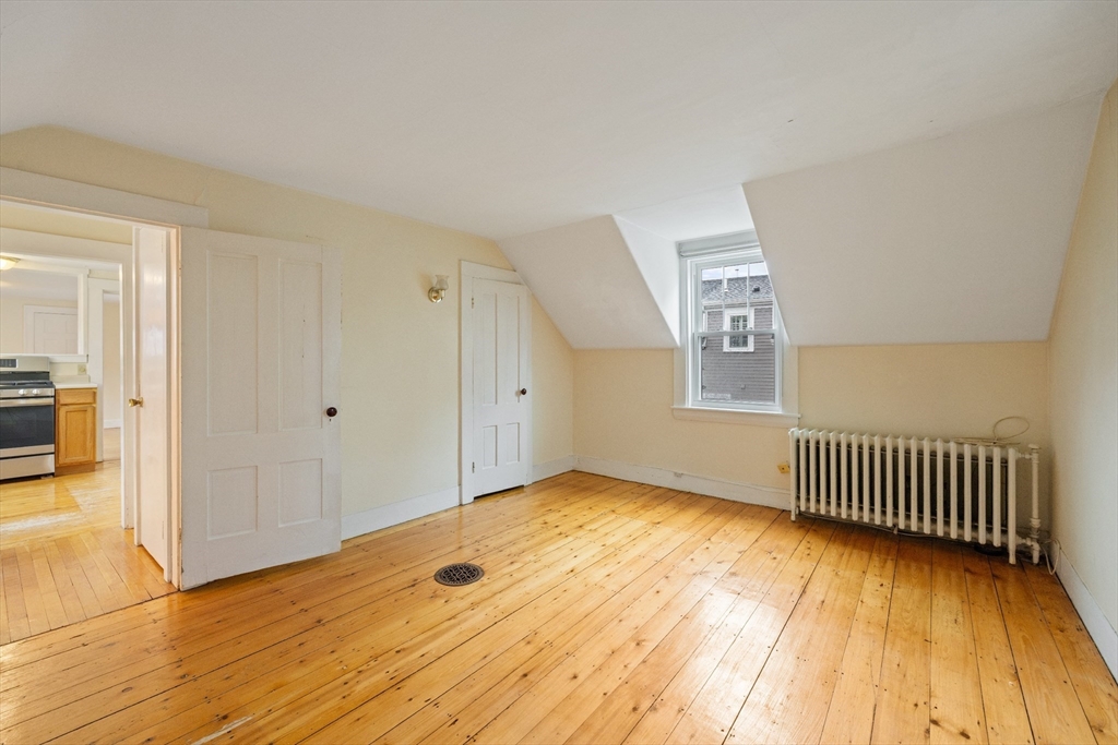 19 Hawkes St