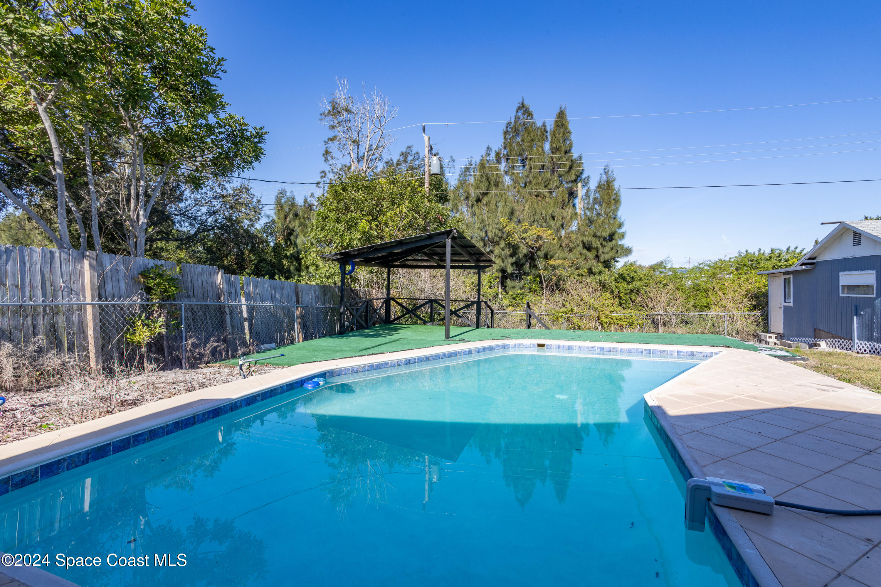 1064 Cabot Drive NE