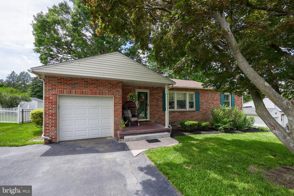 536 WELLINGTON DRIVE