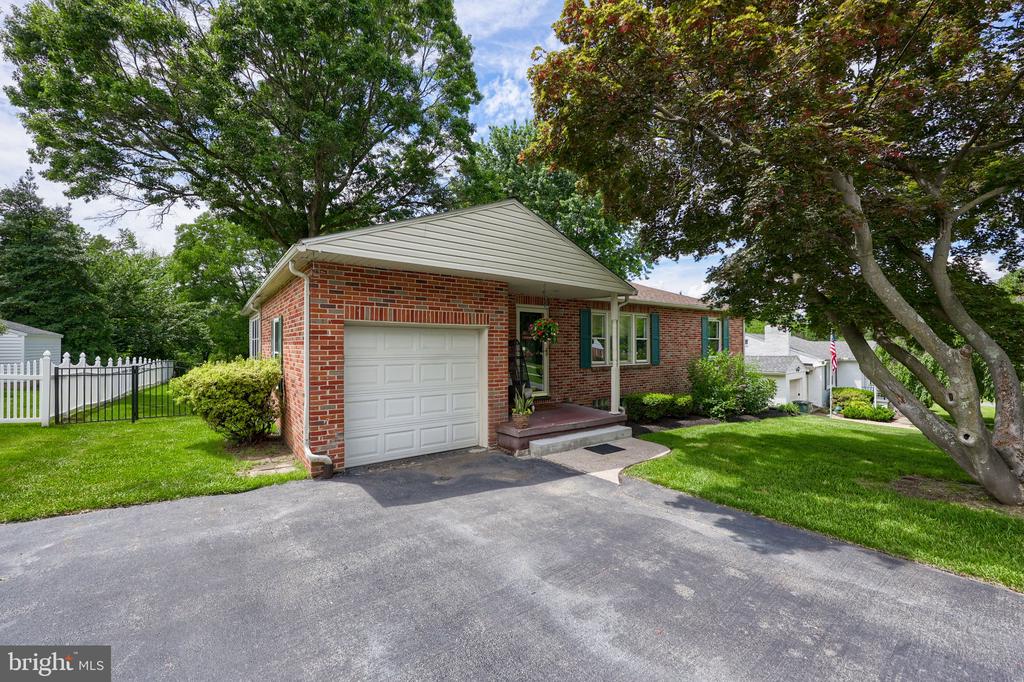 536 WELLINGTON DRIVE