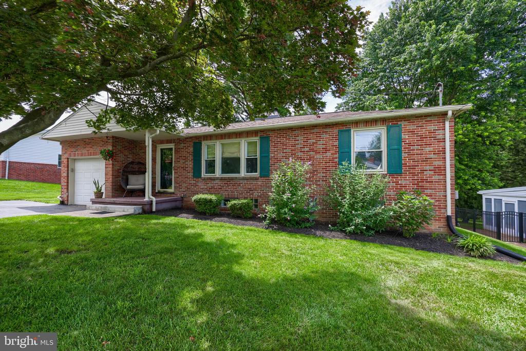 536 WELLINGTON DRIVE