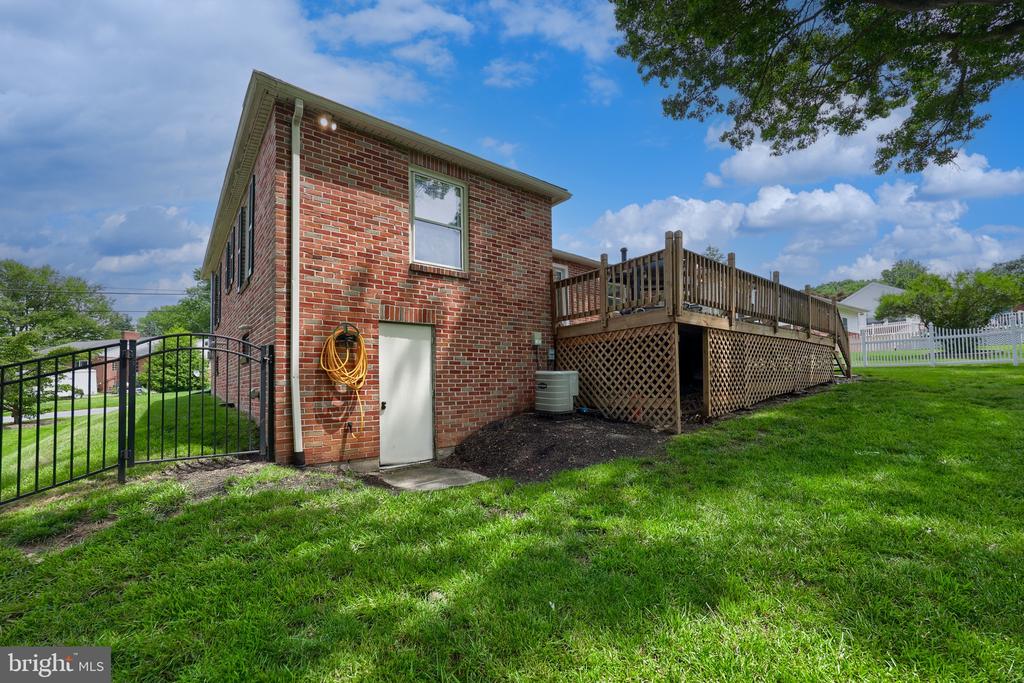 536 WELLINGTON DRIVE