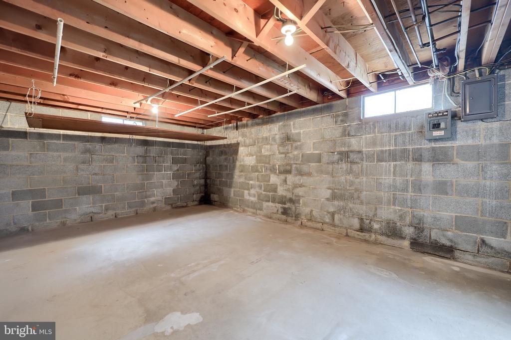 1015 GINGER DRIVE